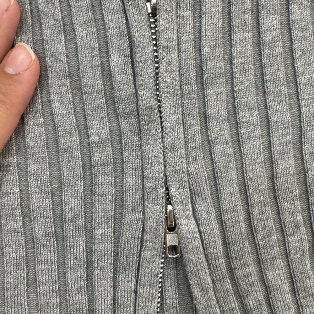 Gray Ribbed Knit Zipper Crop Top - Picture 4 of 7